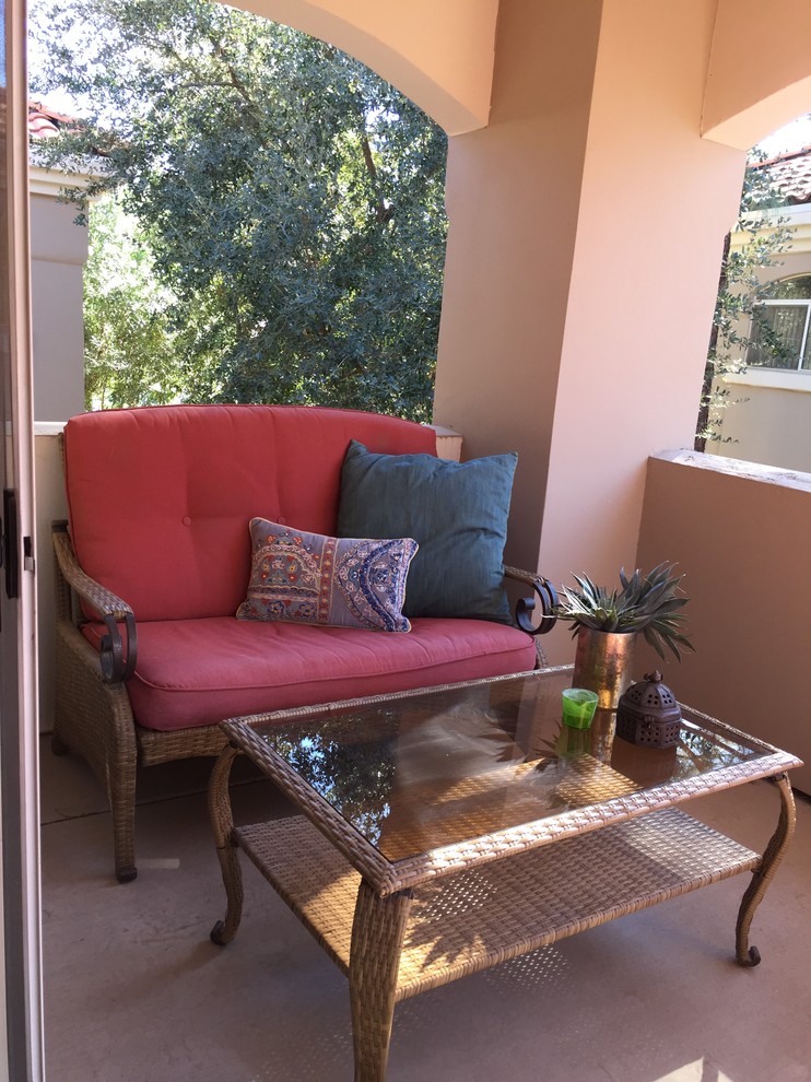 Источник вдохновения для домашнего уюта: маленький балкон и лоджия в стиле рустика с навесом и перилами из смешанных материалов для на участке и в саду