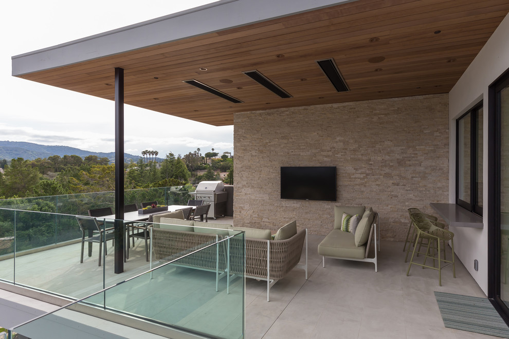 Foto de balcones minimalista grande con barandilla de vidrio