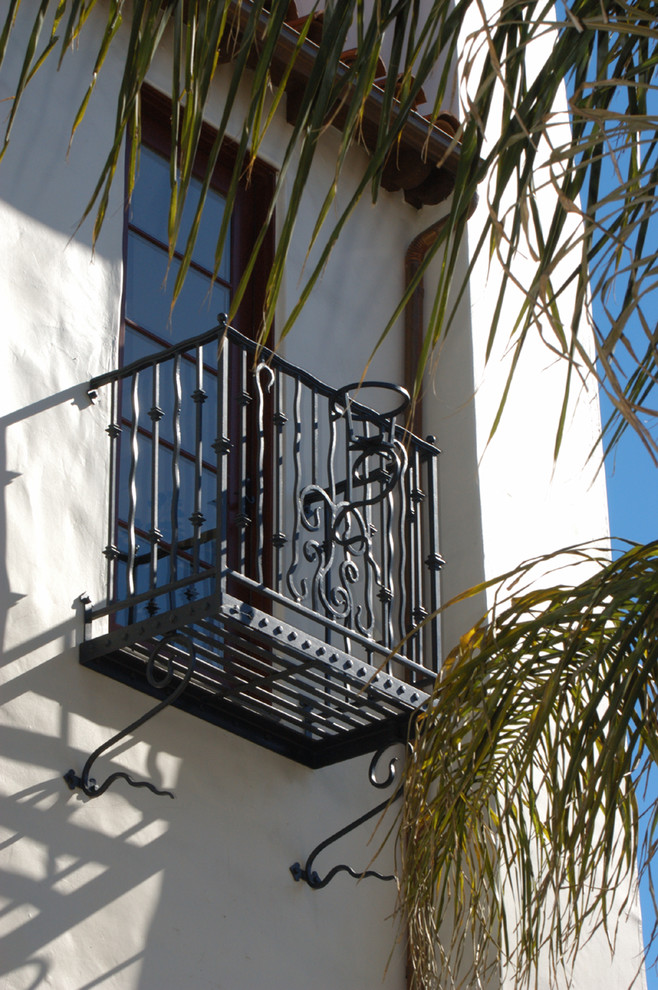 Balcony - small mediterranean balcony idea in Los Angeles