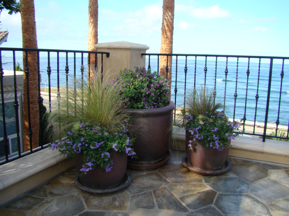 Cette photo montre un petit balcon méditerranéen avec des plantes en pot, aucune couverture et un garde-corps en métal.