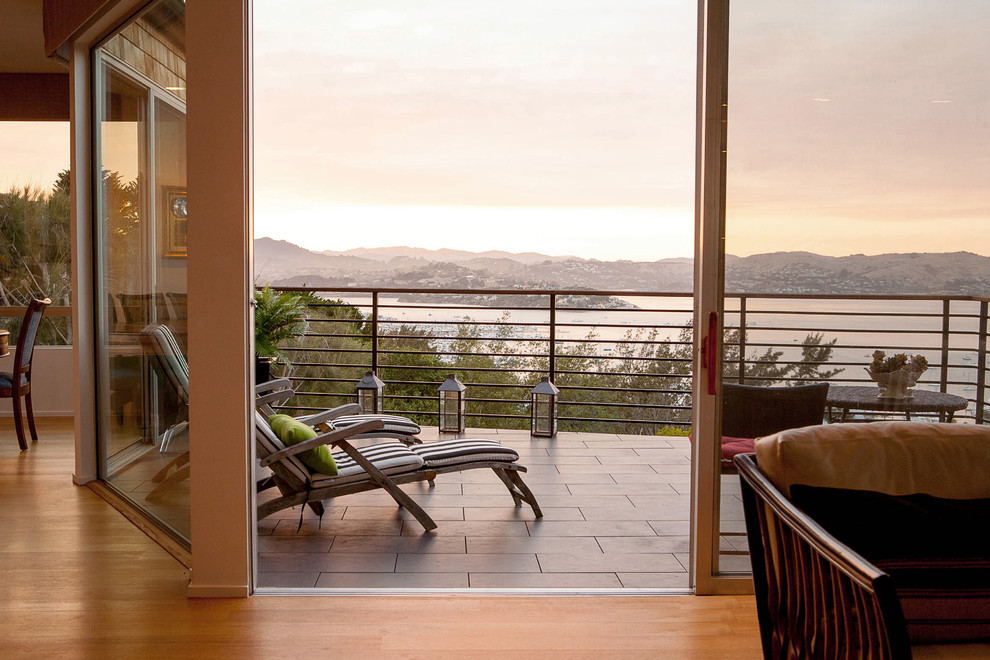 Пример оригинального дизайна: балкон и лоджия среднего размера в стиле модернизм без защиты от солнца