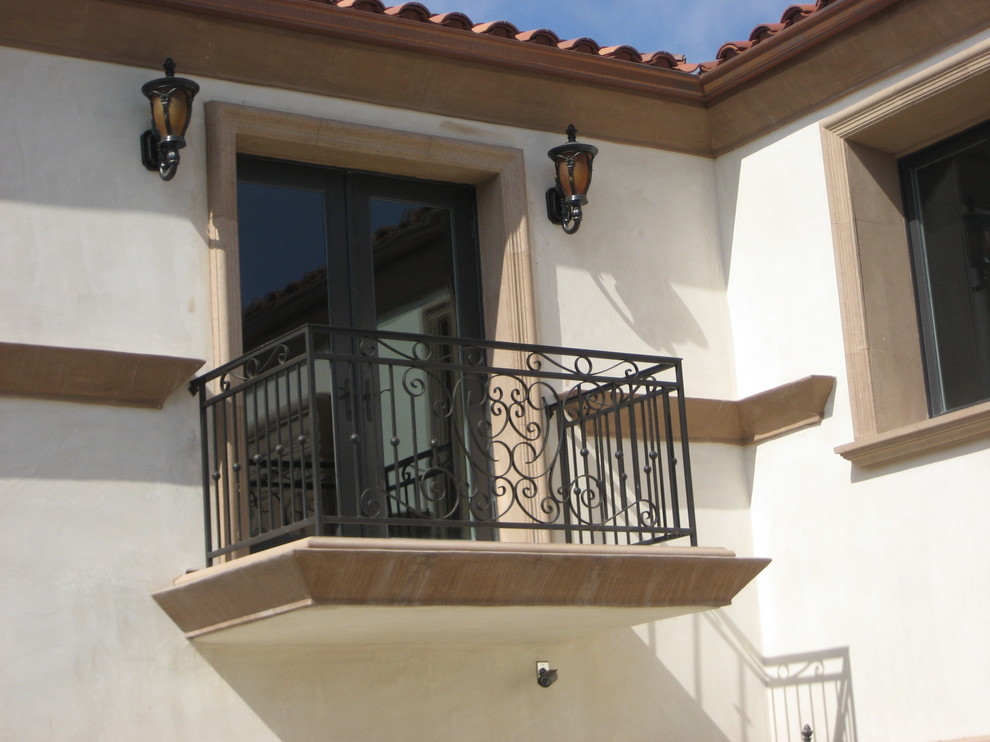 Foto på en liten medelhavsstil balkong, med takförlängning