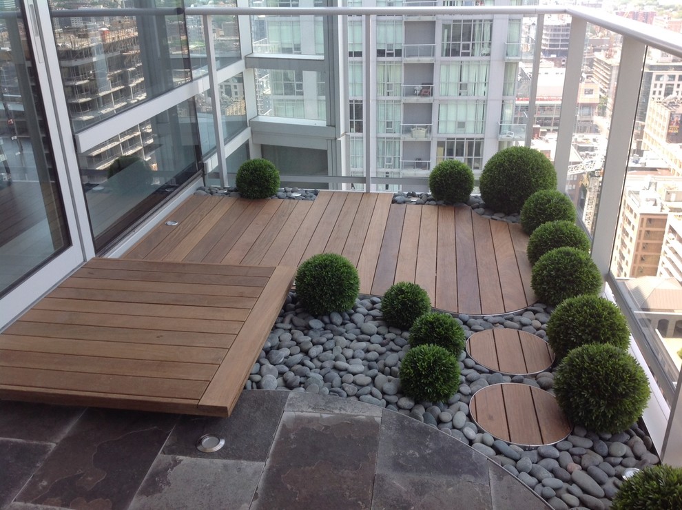 Example of a small zen balcony design in Toronto