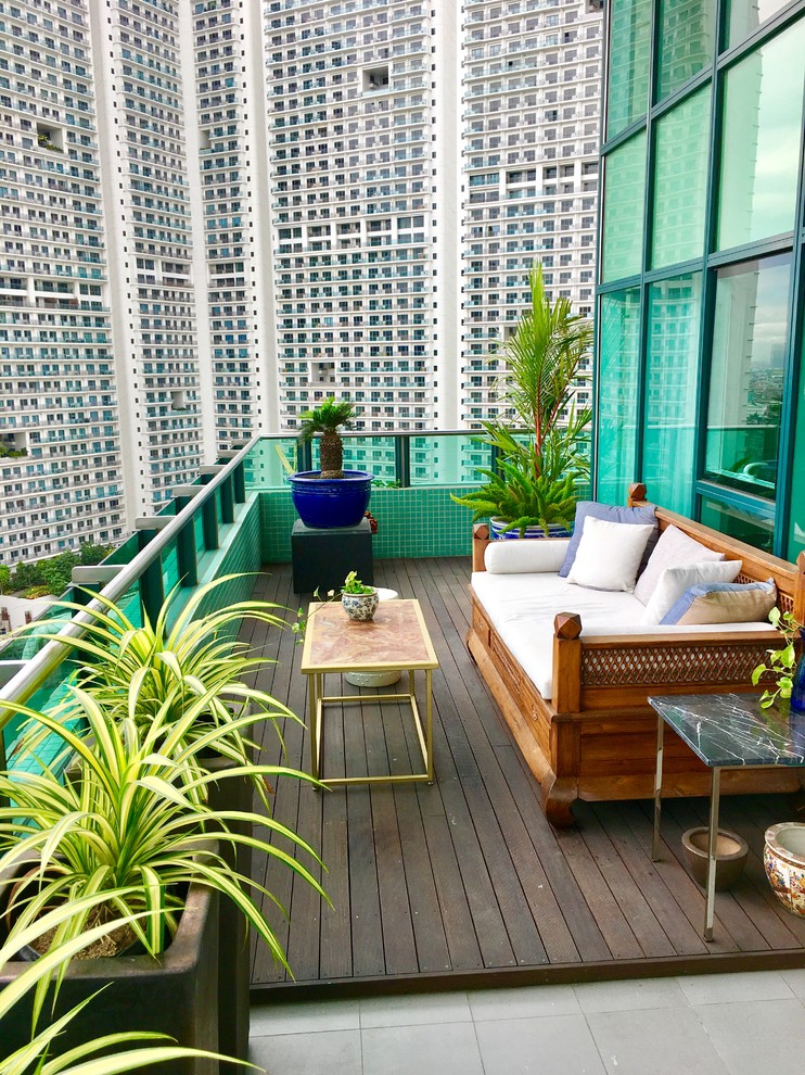 Geräumiger, Überdachter Moderner Balkon mit Kübelpflanzen in Sonstige