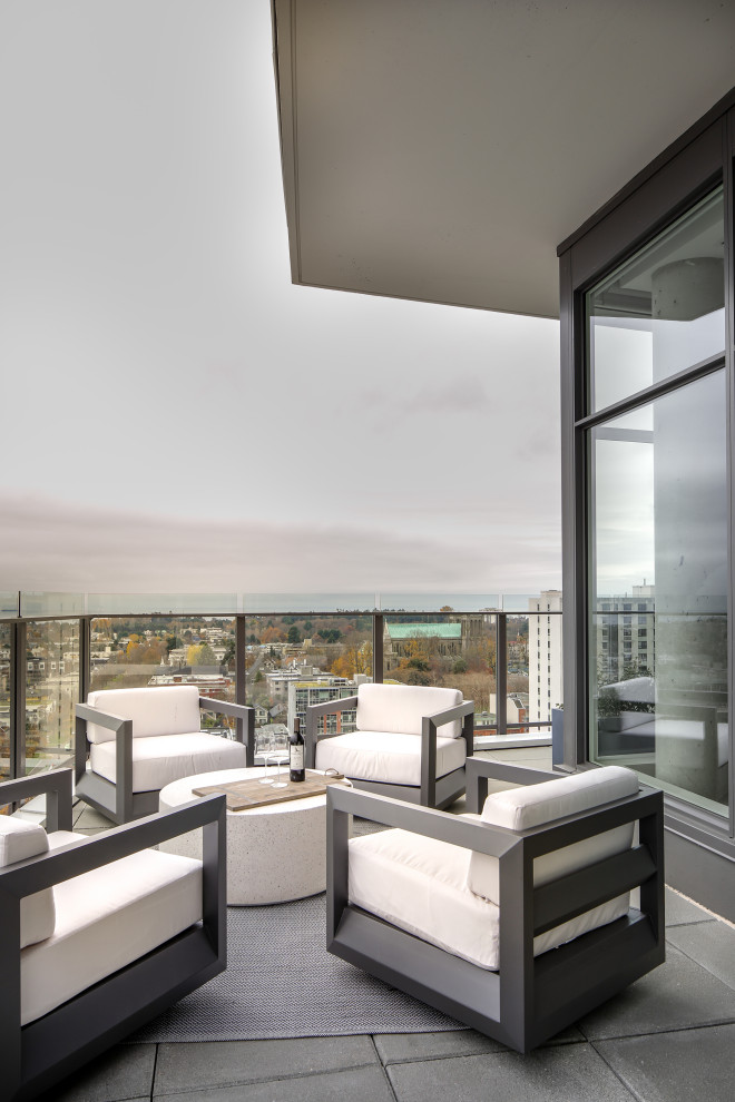 Mittelgroßer, Unbedeckter Moderner Balkon mit Wohnung und Glasgeländer in Vancouver