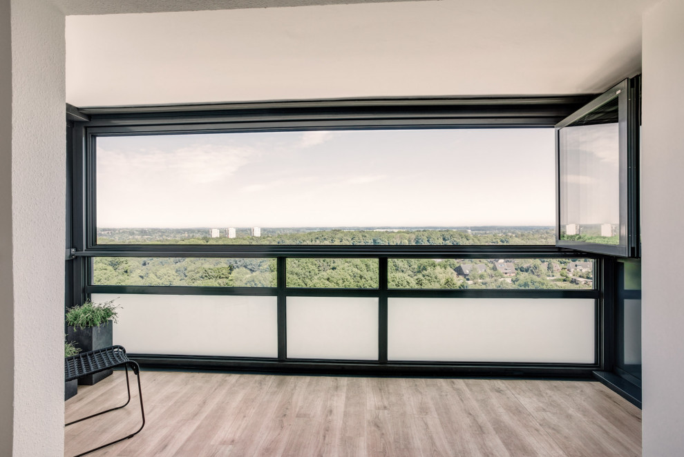 Cette image montre un balcon minimaliste.