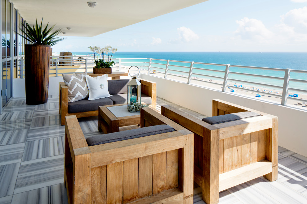 Idee per un balcone stile marino con un tetto a sbalzo