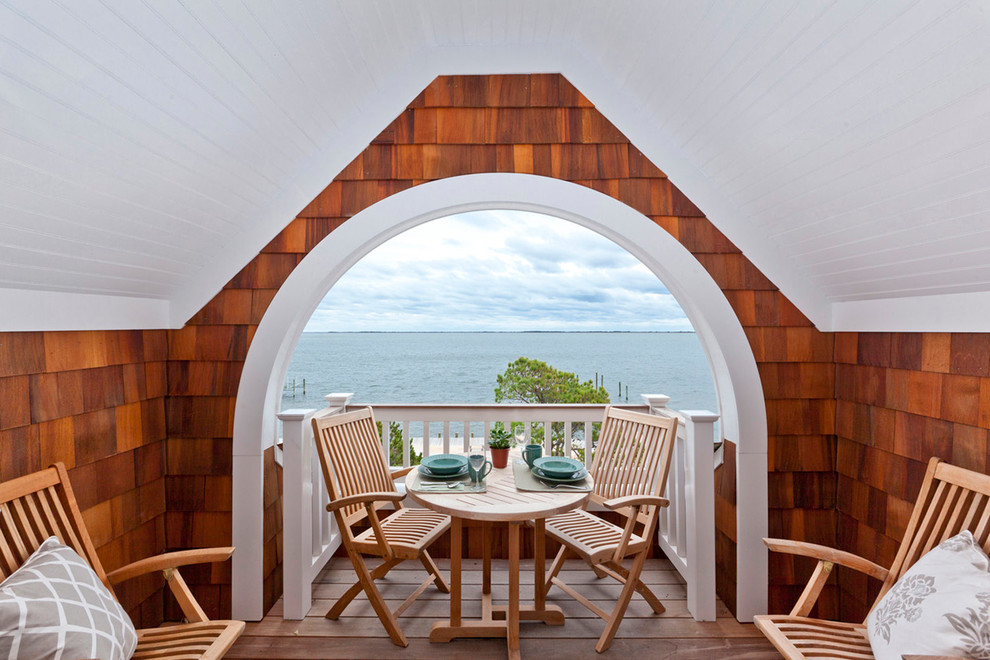 Idée de décoration pour un petit balcon marin avec une extension de toiture.
