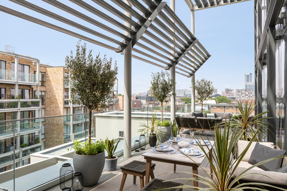 Inspiration for a contemporary balcony remodel in London