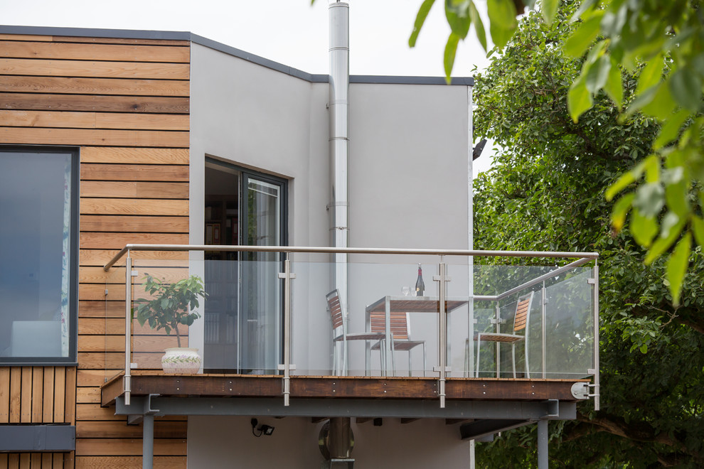 Exemple d'un balcon tendance avec aucune couverture et un garde-corps en matériaux mixtes.