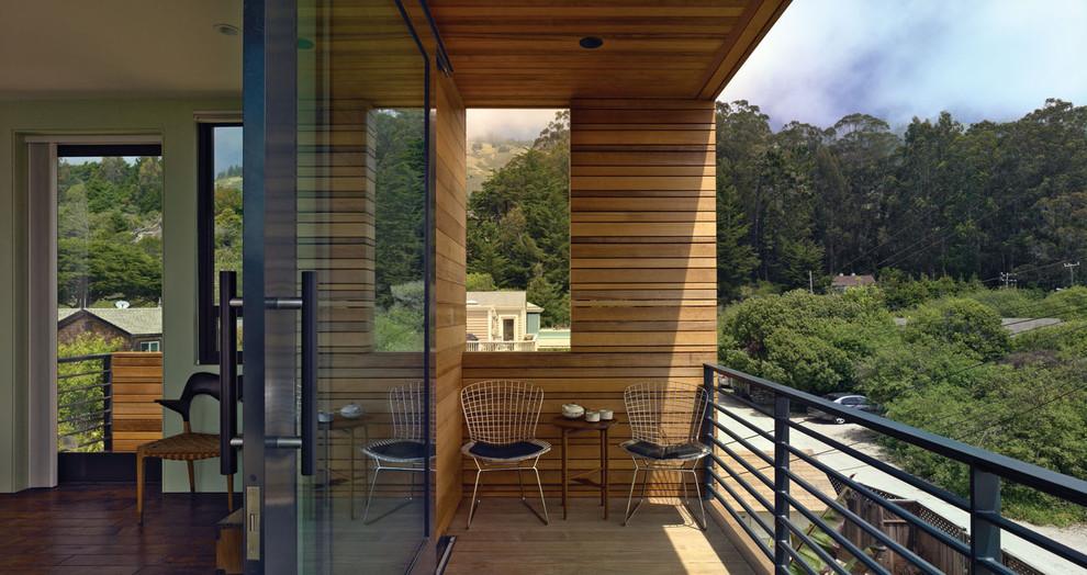 Photo of a modern balcony in San Francisco with a roof extension.