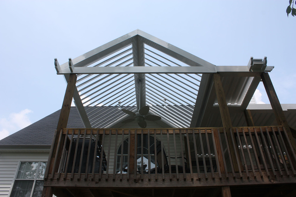 Пример оригинального дизайна: пергола на балконе