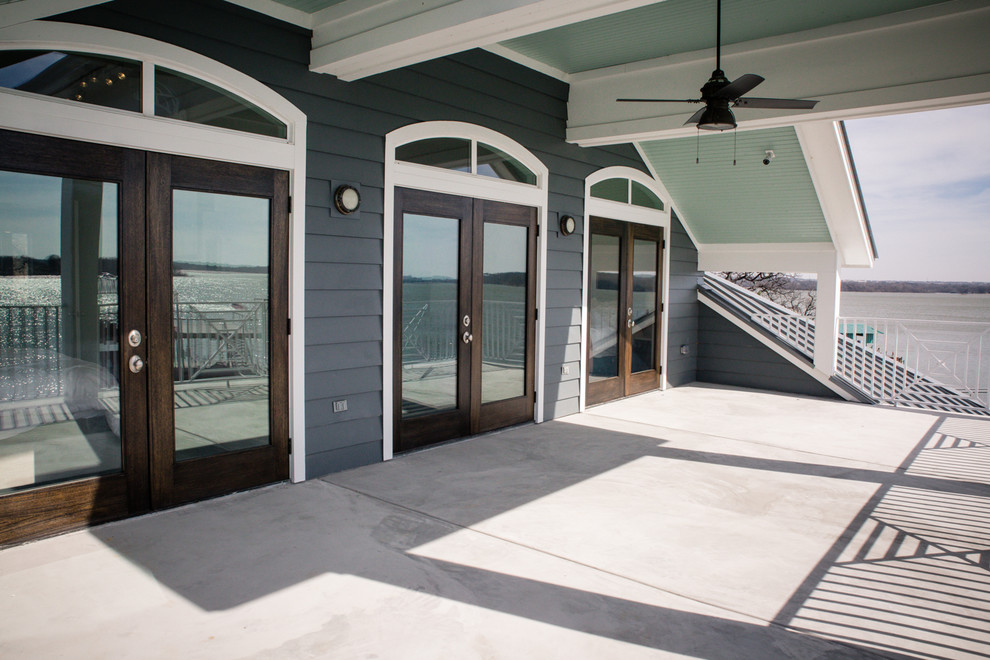 Стильный дизайн: большой балкон и лоджия в морском стиле с навесом - последний тренд