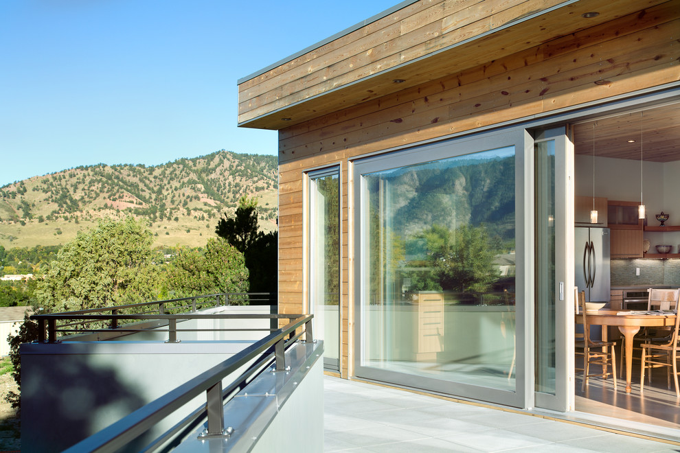 На фото: балкон и лоджия среднего размера в современном стиле с металлическими перилами без защиты от солнца с