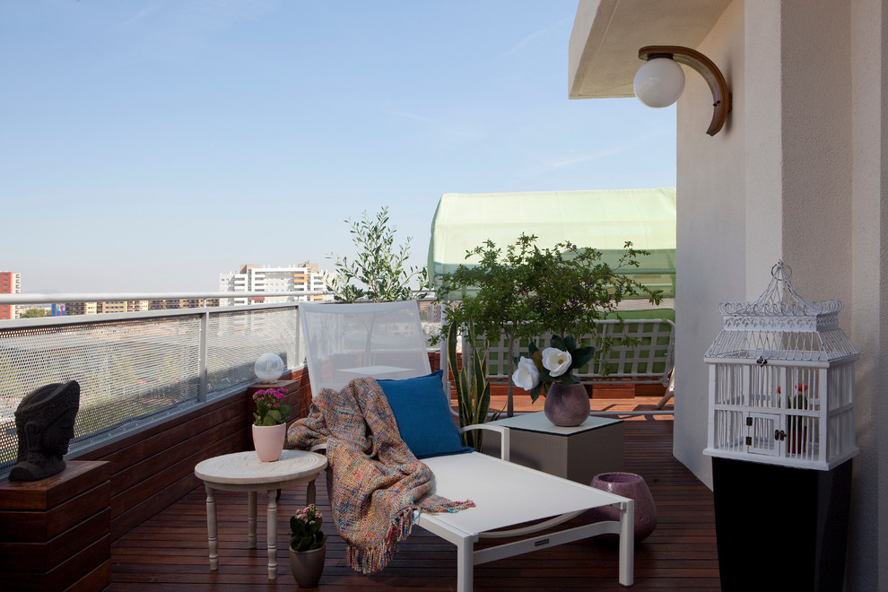 Стильный дизайн: огромный балкон и лоджия в средиземноморском стиле без защиты от солнца - последний тренд