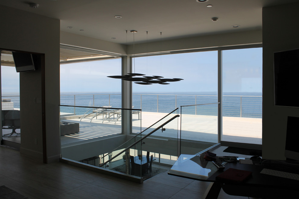 Стильный дизайн: огромный балкон и лоджия в стиле модернизм с стеклянными перилами без защиты от солнца - последний тренд