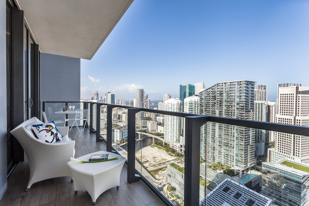 Überdachtes Modernes Loggia mit Mix-Geländer und Wohnung in Miami