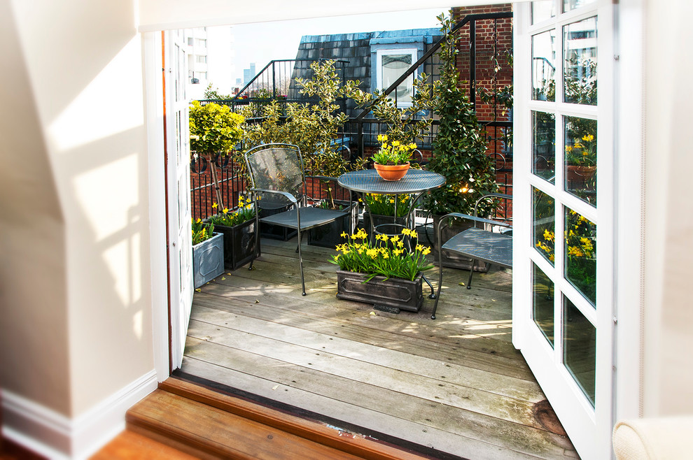 На фото: маленький балкон и лоджия в классическом стиле с забором без защиты от солнца для на участке и в саду