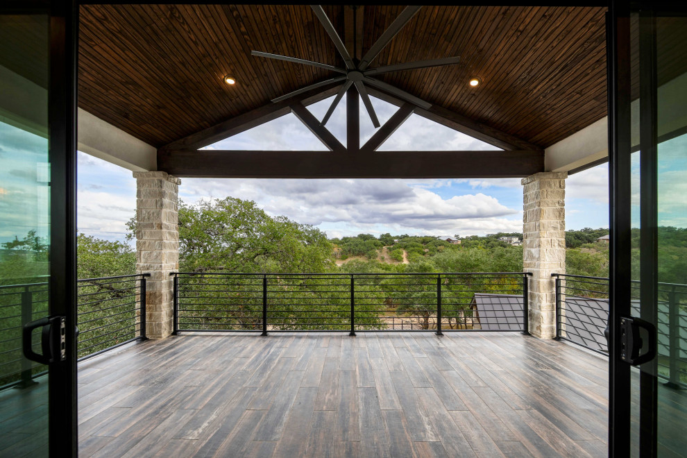 Großer, Überdachter Klassischer Balkon mit Sichtschutz und Stahlgeländer in Austin