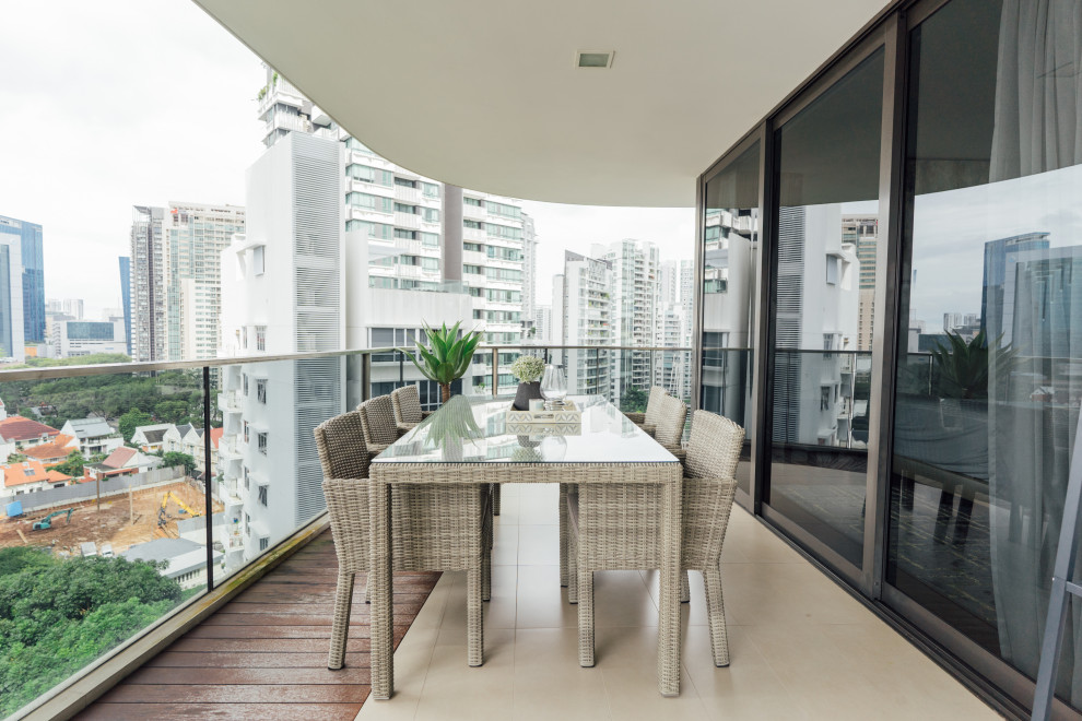 Inspiration for a contemporary apartment balcony in Singapore.
