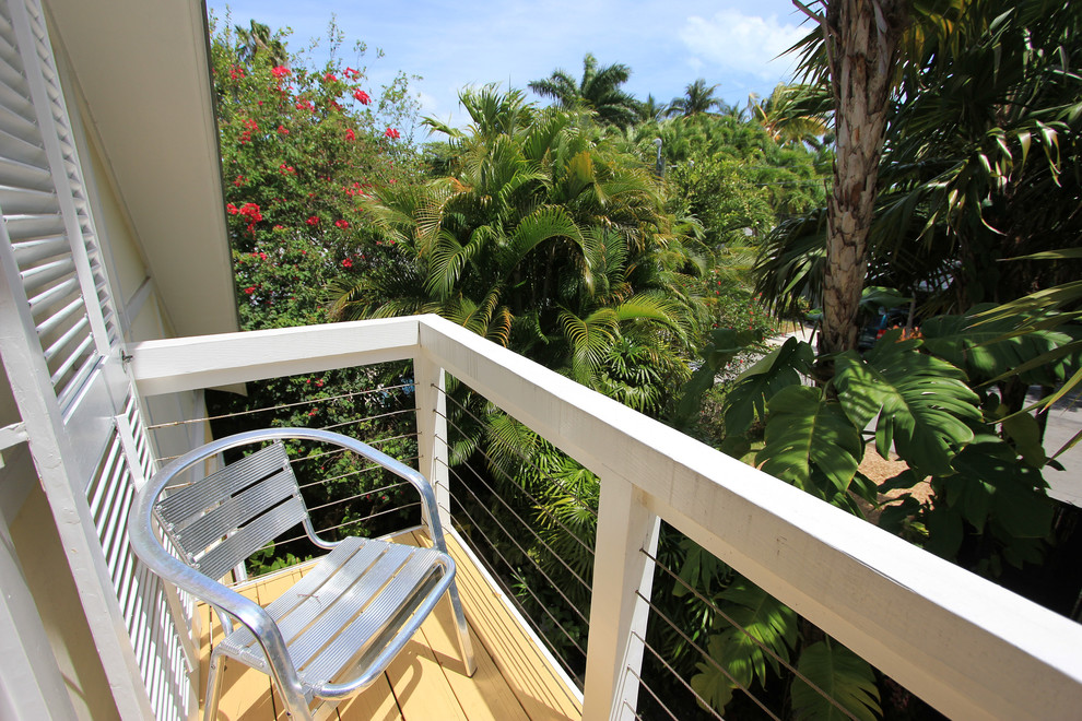 Immagine di un piccolo balcone tropicale con nessuna copertura