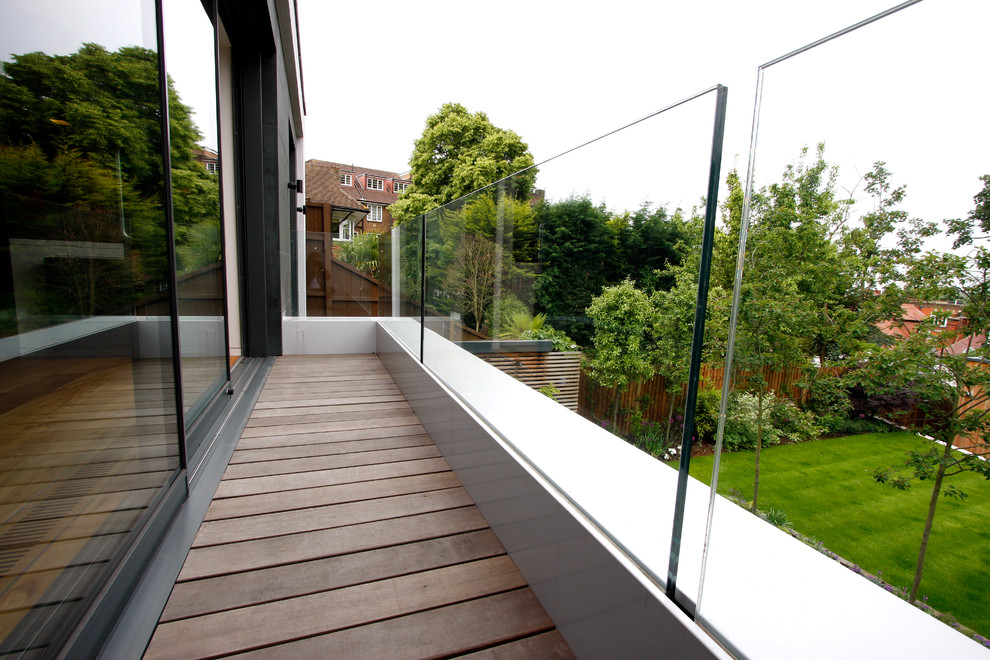 Свежая идея для дизайна: балкон и лоджия в стиле модернизм с стеклянными перилами - отличное фото интерьера