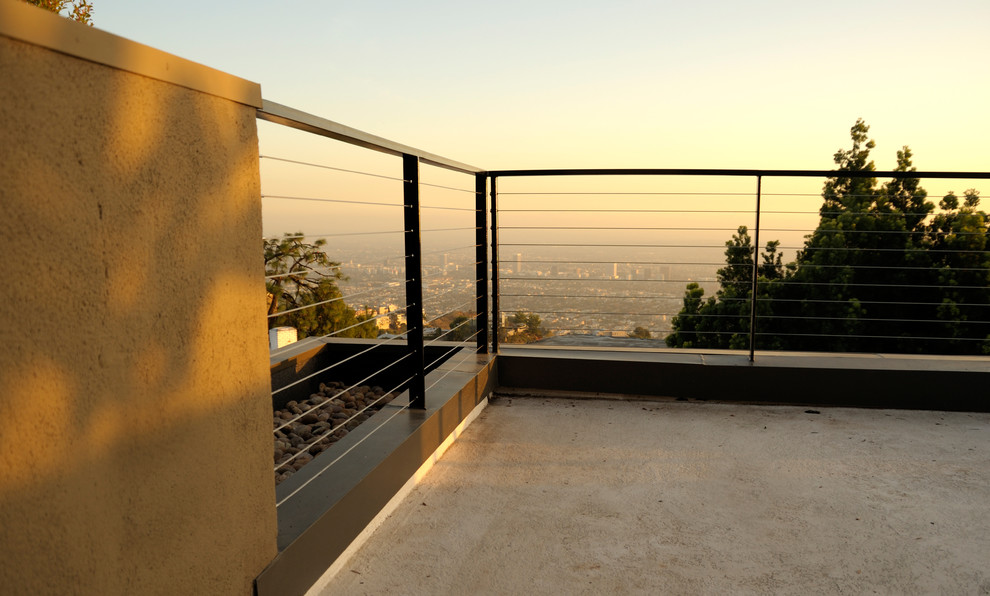 На фото: балкон и лоджия в стиле модернизм с