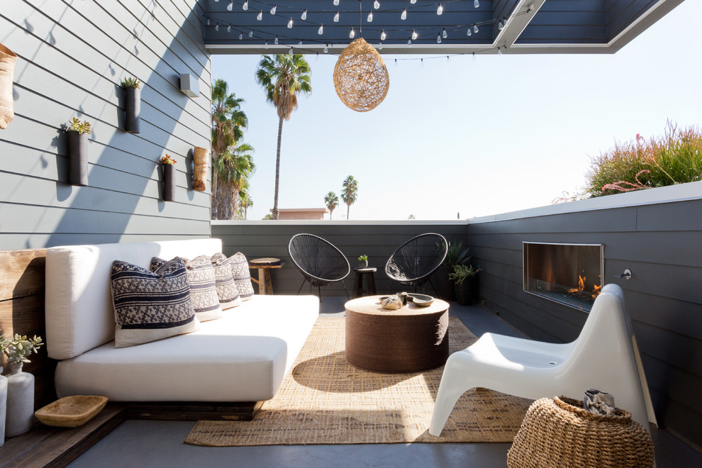 ロサンゼルスにあるコンテンポラリースタイルのおしゃれなベランダ・バルコニー (張り出し屋根、木材の手すり) の写真