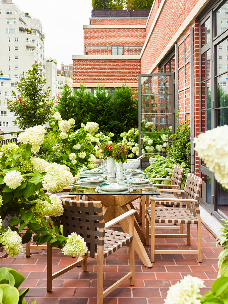 Unbedecktes Klassisches Loggia mit Kübelpflanzen und Stahlgeländer in New York