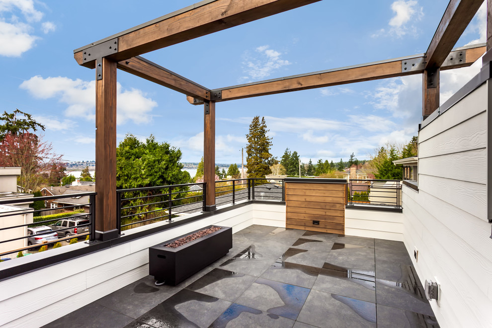 Mittelgroßer Moderner Balkon mit Pergola und Stahlgeländer in Seattle