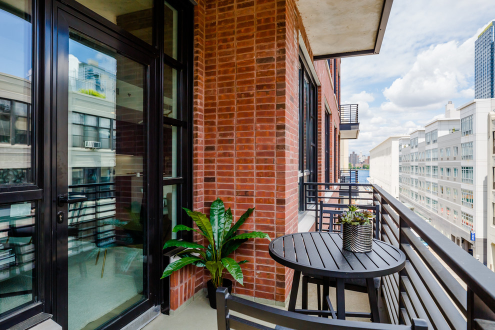 Imagen de balcones minimalista de tamaño medio en anexo de casas con barandilla de metal