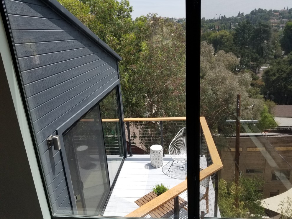 Photo of a small contemporary wire cable railing balcony with no cover.