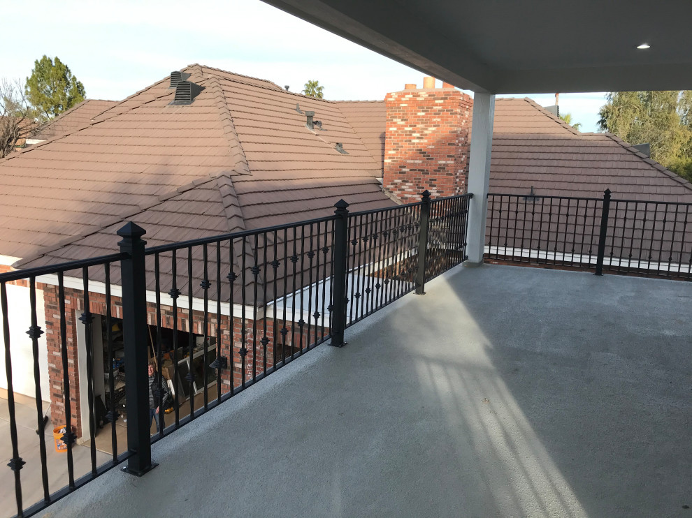 Idéer för att renovera en vintage balkong, med takförlängning och räcke i metall