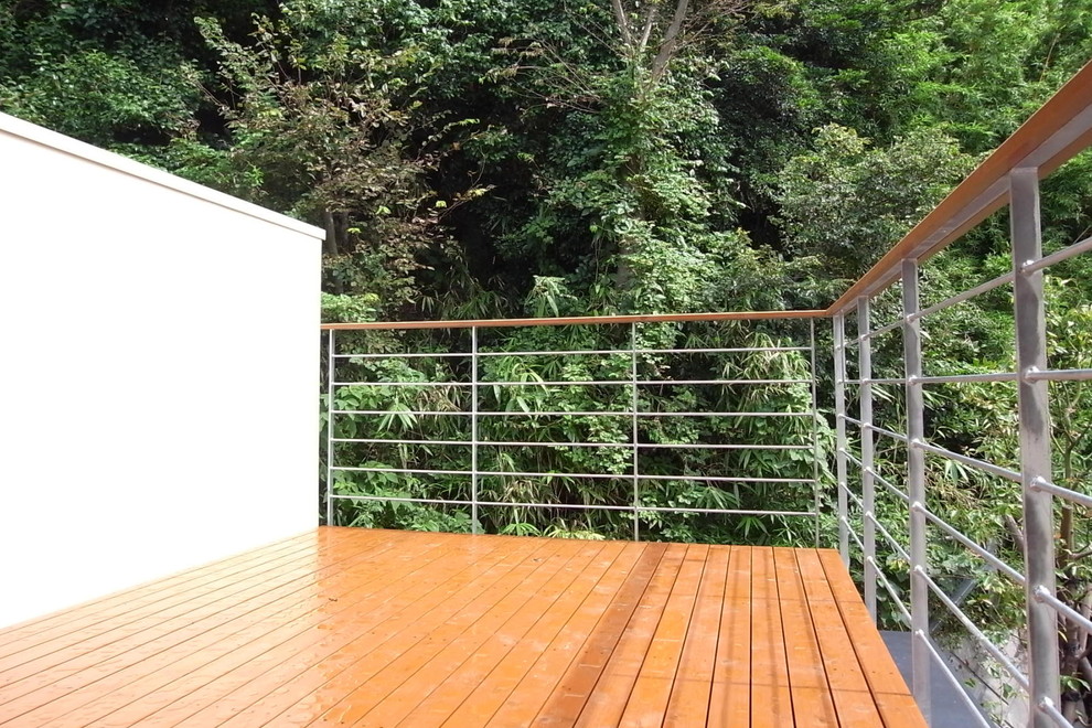 Inredning av en minimalistisk mellanstor balkong, med räcke i metall