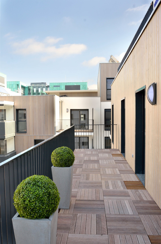 Стильный дизайн: балкон и лоджия в стиле модернизм с растениями в контейнерах - последний тренд