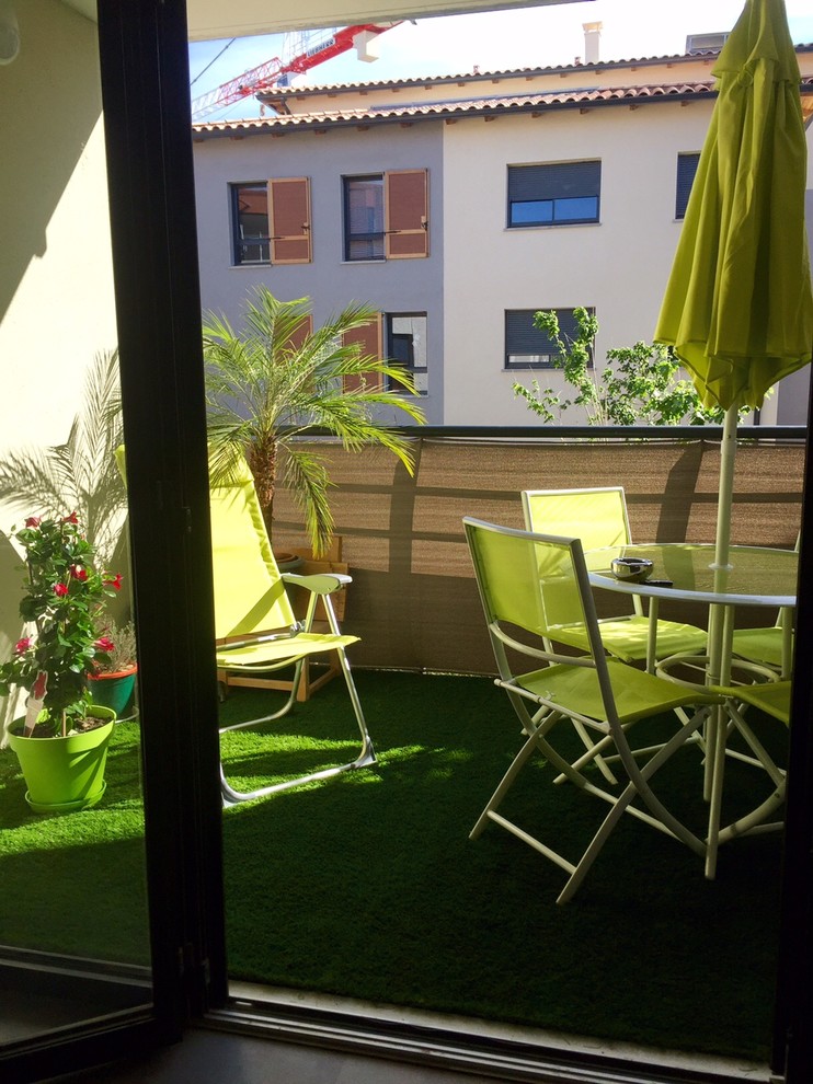 Photo of a small modern balcony in Montpellier.