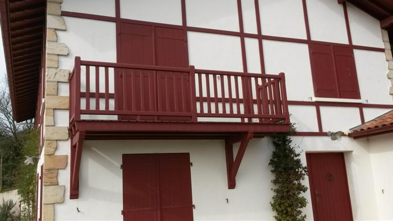 Modelo de balcones de estilo de casa de campo pequeño en anexo de casas