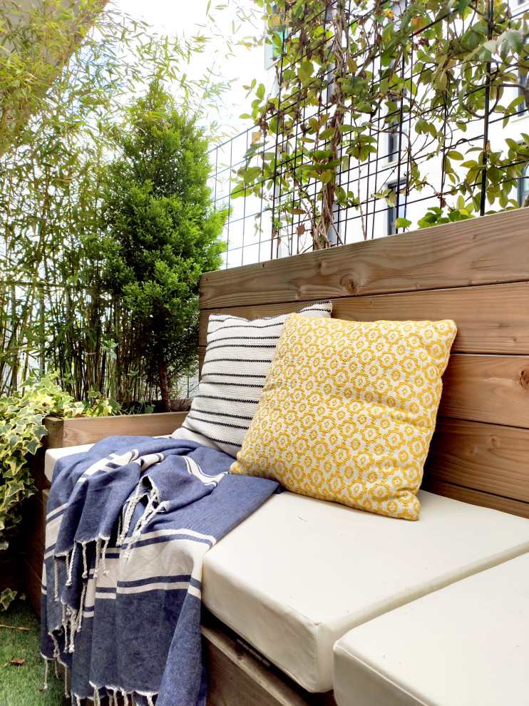 Aménagement d'un petit balcon moderne avec des solutions pour vis-à-vis, aucune couverture et un garde-corps en bois.
