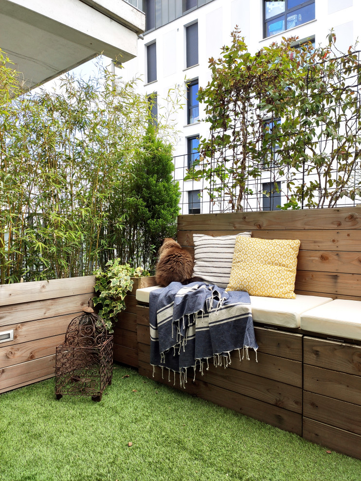 Пример оригинального дизайна: маленький балкон и лоджия в стиле модернизм с перегородкой для приватности и деревянными перилами без защиты от солнца для на участке и в саду