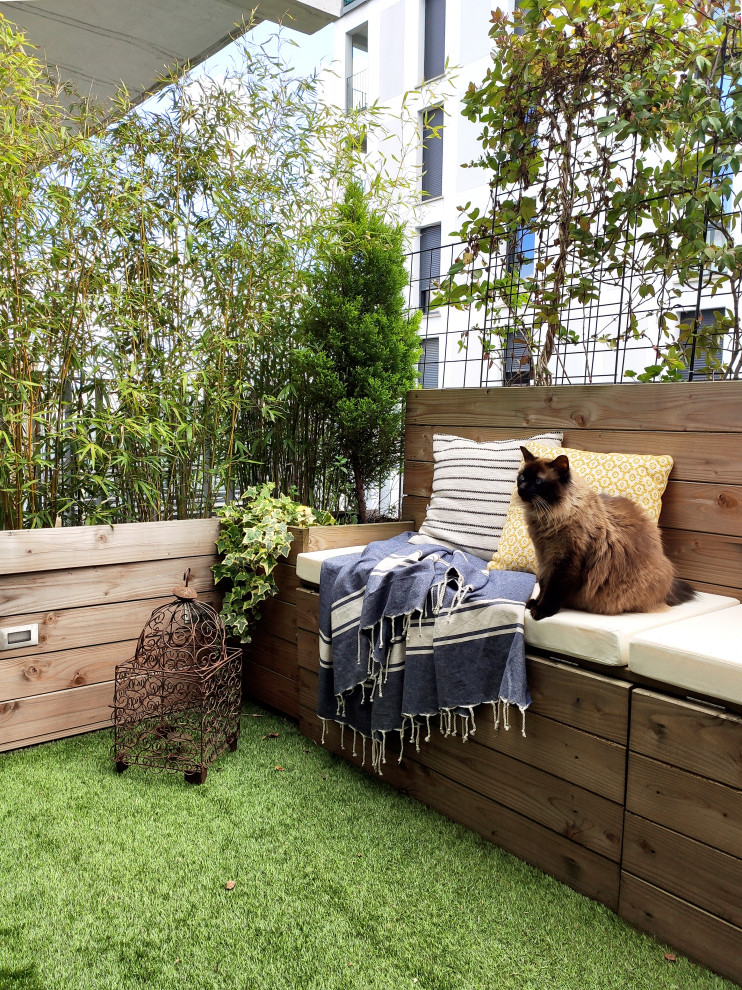 Exemple d'un petit balcon moderne avec des solutions pour vis-à-vis, aucune couverture et un garde-corps en bois.