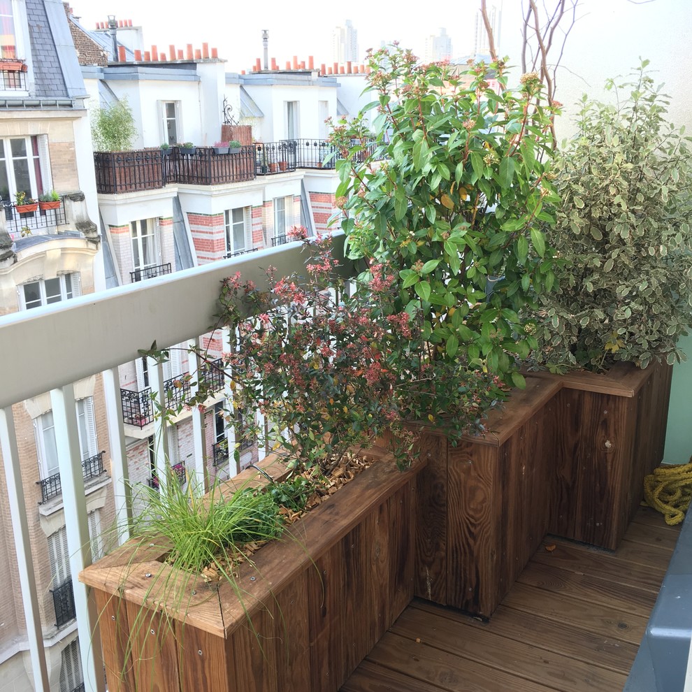 Foto på en liten funkis balkong, med utekrukor och takförlängning