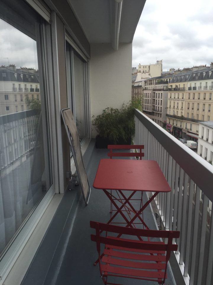 Mittelgroßer, Überdachter Moderner Balkon in Paris