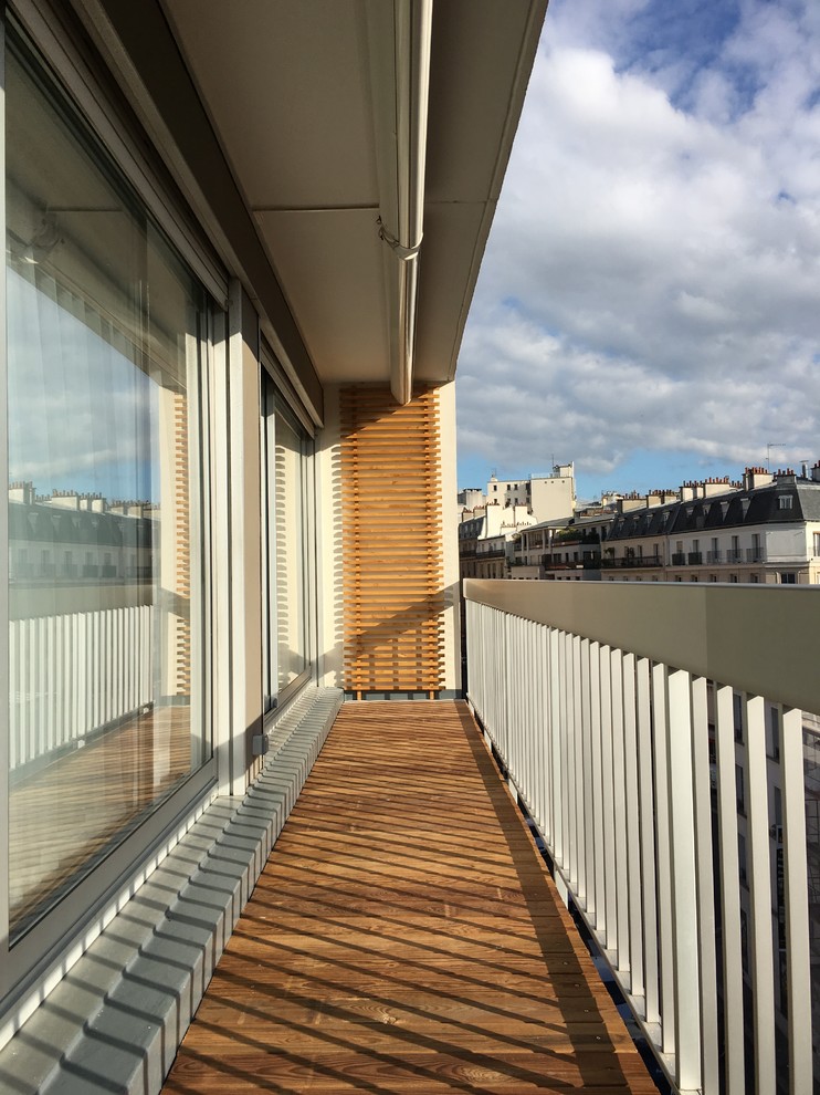 Idées déco pour un balcon moderne de taille moyenne avec une extension de toiture.