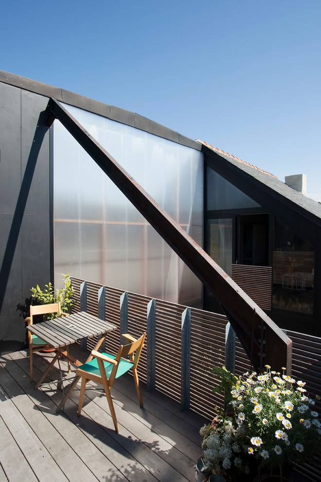Design ideas for a medium sized contemporary balcony in Paris.