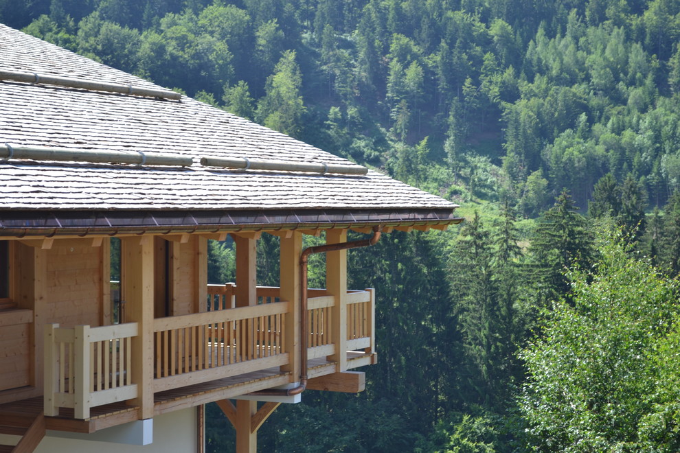 Immagine di un grande balcone stile rurale
