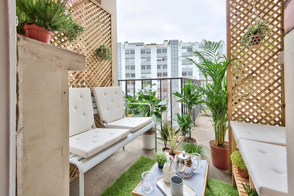 Kleiner, Unbedeckter Balkon mit Kübelpflanzen und Holzgeländer in Paris