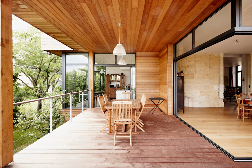 Réalisation d'un balcon design de taille moyenne avec une extension de toiture.