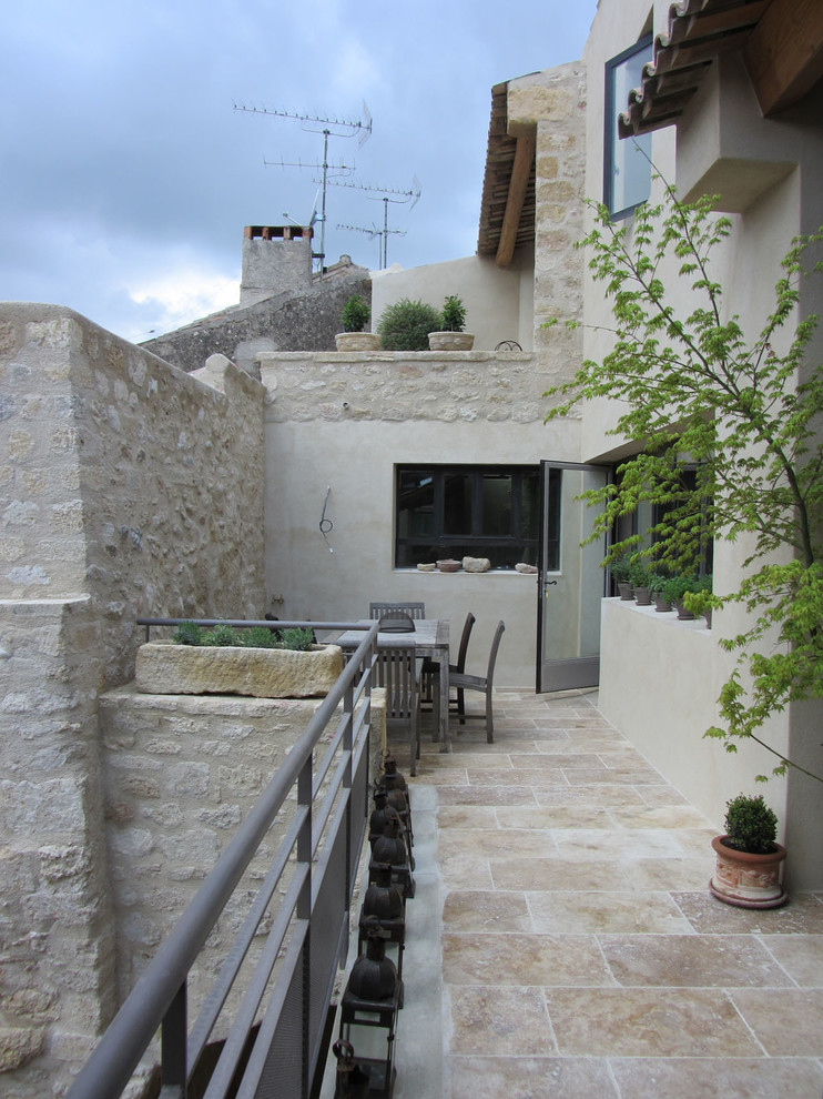 Immagine di un balcone mediterraneo di medie dimensioni con un giardino in vaso e nessuna copertura