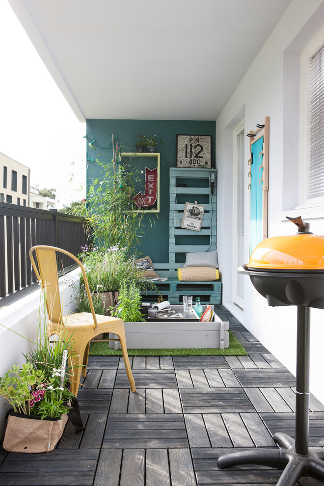 Свежая идея для дизайна: маленькая лоджия в современном стиле с навесом для на участке и в саду - отличное фото интерьера