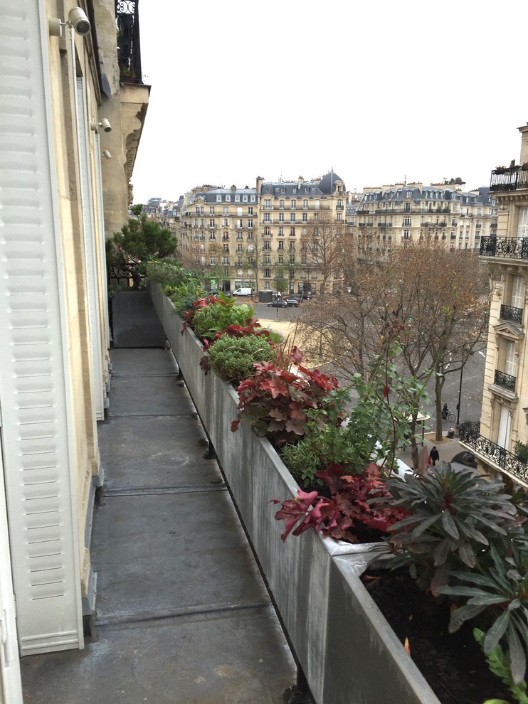 На фото: маленький балкон и лоджия в стиле неоклассика (современная классика) без защиты от солнца для на участке и в саду